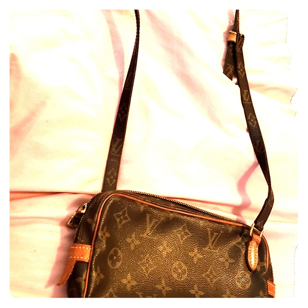 Louis Vuitton Pouchette cross body (Authentic)